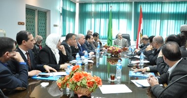 محافظ القليوبية يعقد اجتماعا بنواب البرلمان الجدد ويهدى "كرسى متحرك"لمريضة