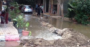 صحافة المواطن: بالصور.. كسر فى ماسورة الصرف الصحى يغرق شوارع بنها