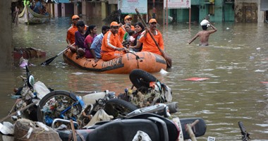 رجال الإنقاذ يحاولون الوصول إلى الآلاف العالقين بسبب الأمطار فى باكستان