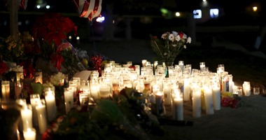 بالصور.. الأمريكيون يضعون الزهور ويضيئون الشموع تأبيناً لضحايا ‎ كاليفورنيا