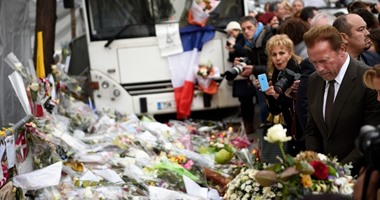 بالصور.. أرنولد شوارزينجر يضع الزهور أمام مسرح باتاكلان على أرواح ضحايا هجمات باريس