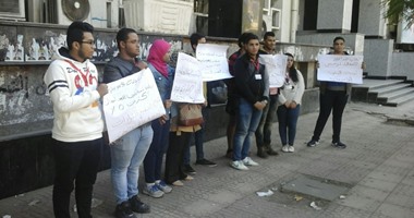 طلاب الدبلومة الأمريكية ينظمون وقفة أمام "التعليم العالى" للمطالبة بإلغاء التنسيق