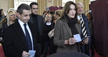 بالصور.. ساركوزى وزوجته يدليان بصوتيهما فى الانتخابات المحلية بفرنسا