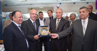 نائب رئيس الهيئة المصرية العامة للكتاب يفتتح معرضاً بجامعة سوهاج