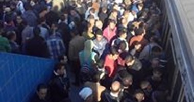 صحافة المواطن.. بالصور.. استئناف حركة مترو شبرا الخيمة بعد توقفها لعطل فنى