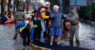 لاعبو فريق إنجليزى ينظفون منازل المتضررين من الفيضانات