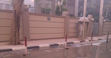 صحافة المواطن.. شارع السفارة السنغافورية بالجيزة يغرق فى مياه الصرف الصحى