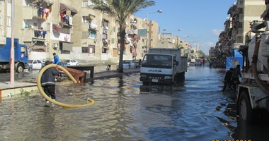 بالصور.. المياه تحاصر سكان حى الزهور فى بورسعيد بعد انفجار ماسورة مياه 