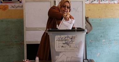  ناخبة بعد الإدلاء بصوتها بالإسكندرية: "انتخبت عشان البلد مش عشان المرشحين"