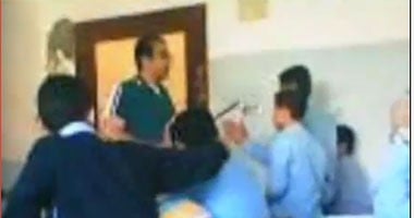 بالفيديو.. مدرس يضرب تلاميذ بـ"العصا" بمدرسة السلام بالفيوم
