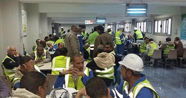 بالصور .. إضراب 240 عاملًا بأسمنت أسيوط بسبب عدم صرف الأرباح السنوية  