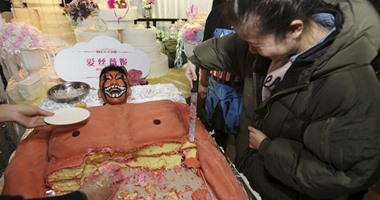 أغرب تورتة فى العالم..صينيون يبتكرون كعكة على شكل جسد بشرى مخيف
