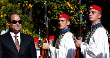 السيسى يستعرض حرس الشرف بقصر الرئاسة اليونانى.. وبدء المباحثات الرسمية