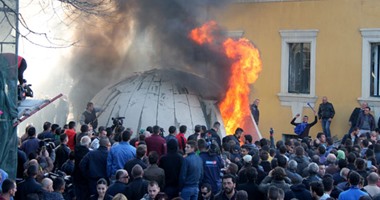 بالصور.. اندلاع الاشتباكات بين الحكومة الألبانية وأنصار حزب المعارضة