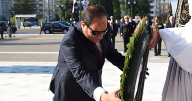 الرئيس السيسى يضع إكليلاً من الزهور على قبر الجندى المجهول بأثينا