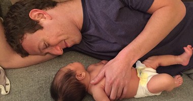 مؤسس "فيس بوك" ينشر صورة له بصحبة ابنته ماكس