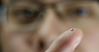 علماء هولنديون يبتكرون أصغر جهاز استشعار للتحكم فى الأجهزة عن بعد