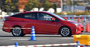 بالصور.. تويوتا تجرى اختبارات لسيارتها الجديدة Prius