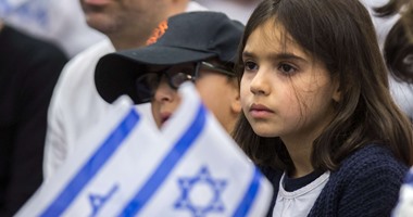 بالصور.. استقبال عائلة يهودية بتل أبيب قررت الهجرة من فرنسا لإسرائيل