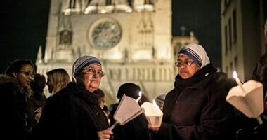 بالصور.. مهرجان الأضواء فى باريس يعيد النور للعاصمة بعد هجمات الإرهاب