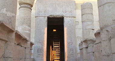 أثريون يرصدون شروق الشمس على مقصورة "آمون" بمعبد "حتشبسوت" بالأقصر