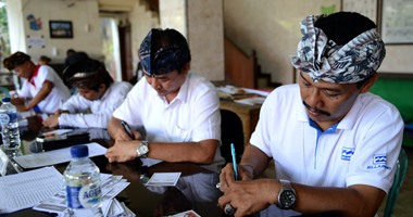 الإندونيسيون يدلون بأصواتهم فى الانتخابات المحلية
