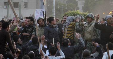 الجيش يخلى ميدان التحرير بالقوة ويقبض على العشرات