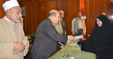محافظ قنا يكرم الأمهات المثاليات 