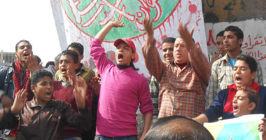 بالصور.. متظاهرو المحلة يحرقون شعار الإخوان المسلمين