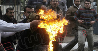 شهود عيان: المتظاهرون يشعلون النيران فى أحد شباب الإخوان 