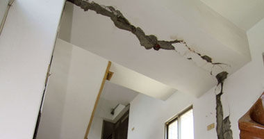 مصرع شخصين إثر انهيار جدار منزل عليهما أثناء تشييده بالمنيا