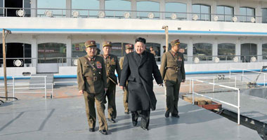زعيم كوريا الشمالية يشاهد تجربة إطلاق صواريخ مضادة للسفن