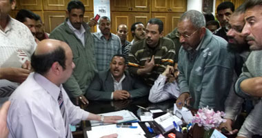 بالصور.. العاملون بجامعة أسيوط يقتحمون مكتب أمين الجامعة