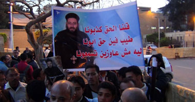أقباط يتظاهرون بالكاتدرائية ضد أسقف الفيوم ويطالبون بعودة كاهن
