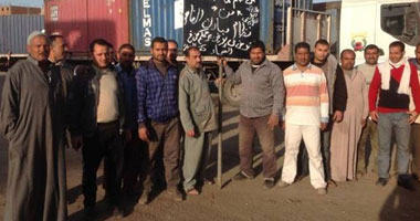 عمال النقل البرى بالغربية يواصلون إضرابهم للمطالبة بالأدنى للأجور