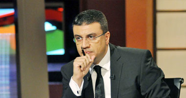 محافظ الوادى الجديد يكرم الإعلامى عمرو الليثى ويهديه درع المحافظة