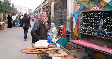 بالصور.. عم حسن لديه 9 أبناء و52 حفيدا ويصر على الأكل من عرق جبينه