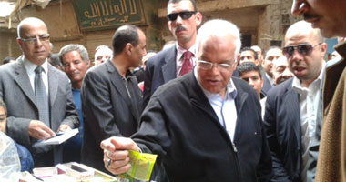 محافظ القاهرة يشترى حلوى لحفيدته من "حارة" بالزاوية الحمراء