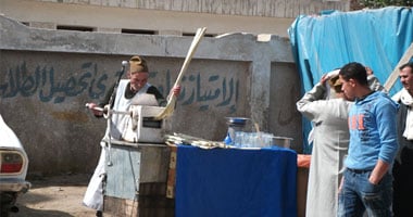 من أقدم معصرة قصب.. عم "عبد الله" ربى 7 عيال ونفسه فى "كشك" 