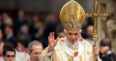 وثيقة: بابا الفاتيكان السابق عزل 400 قس فى عامين لتحرشهم بالأطفال
