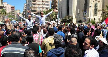 الإخوان يوزعون منشورات بعنوان "الشعب يسترد ثورته" أمام القائد إبراهيم