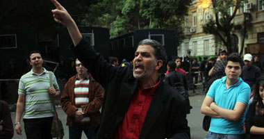 مظاهرة أمام السفارة البريطانية للمطالبة بالتحقيق فى مقتل كريم أسعد