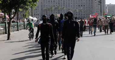 "البلاك بلوك" يستقلون المترو من التحرير فى اتجاههم إلى "الاتحادية"
