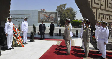 وزير الدفاع ينيب قادة الجيوش بوضع إكليل الزهور على النصب التذكارى
