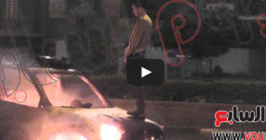 بالفيديو.. متظاهر يتبول على سيارة الشرطة المحترقة أمام قصر الاتحادية