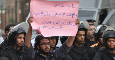 طلاب الجامعات يهتفون: صوت الطالب طالع جوه الجامعة وبره الشارع