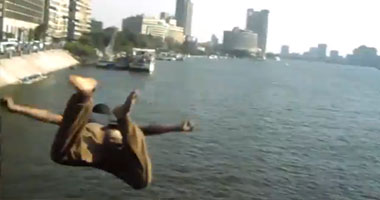 الداخلية تنقذ شخصا حاول الانتحار بإلقاء نفسه فى النيل من أعلى كوبرى 15 مايو