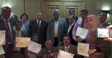 محافظ قنا يكرم لجنة دعم اللامركزية بـ"التربية والتعليم"