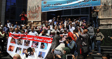 وقفة احتجاجية لأسرة محمد البطاوى صحفى الأخبار على سلالم نقابة الصحفيين