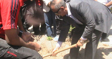 محافظ البحر الأحمر يشارك شباب الجامعات فى زراعة شجرة بيوم التشجير